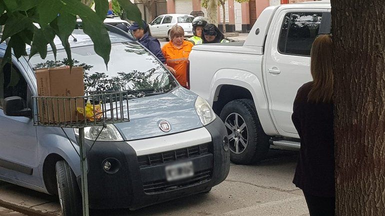 La chocó en el semáforo, le atrapó el brazo en la ventanilla y la arrastró