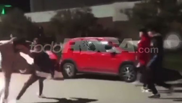 Video: multitudinaria pelea de adolescentes afuera de un boliche