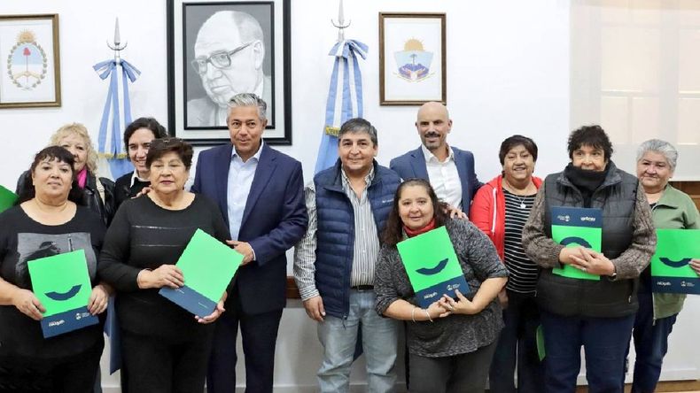 Rolando Figueroa y Carlos Quintriqueo en el acto de reconocimiento al cese laboral de personas vulnerables.