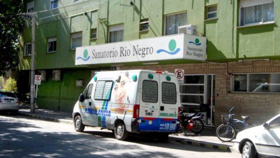 Empleados del sanatorio Río Negro lanzan paro por falta de pago