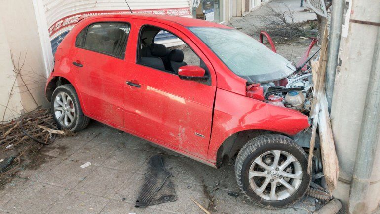 Mirá el video completo del recorrido del auto que chocó y destrozó locales en La Esmeralda