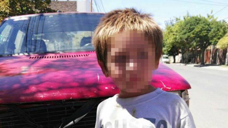 Los vecinos difundieron la imagen del niño y el auto del ladrón.