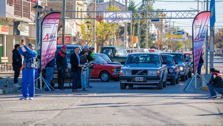 El intendente Marcelo Román participó del encuentro de autos antiguos que se lucieron en las calles de Allen. 