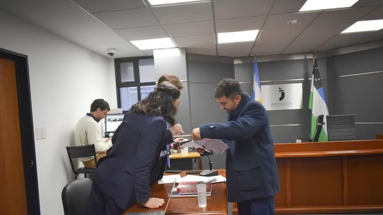 La audiencia realizada en los tribunales de Viedma en la que los dos sospechosos del asalto a la despensa fueron imputados. Ambos quedaron libres con vigilancia GPS. | LMCipolletti.com La audiencia realizada en los tribunales de Viedma en la que los dos sospechosos del asalto a la despensa fueron imputados. Ambos quedaron libres con vigilancia GPS.