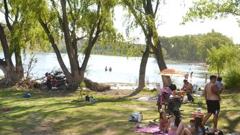 El calor no afloja en el Alto Valle. En Cipolletti, la Isla Jordán con su balneario nuevamente habilitado es el lugar ideal para refrescarse. 