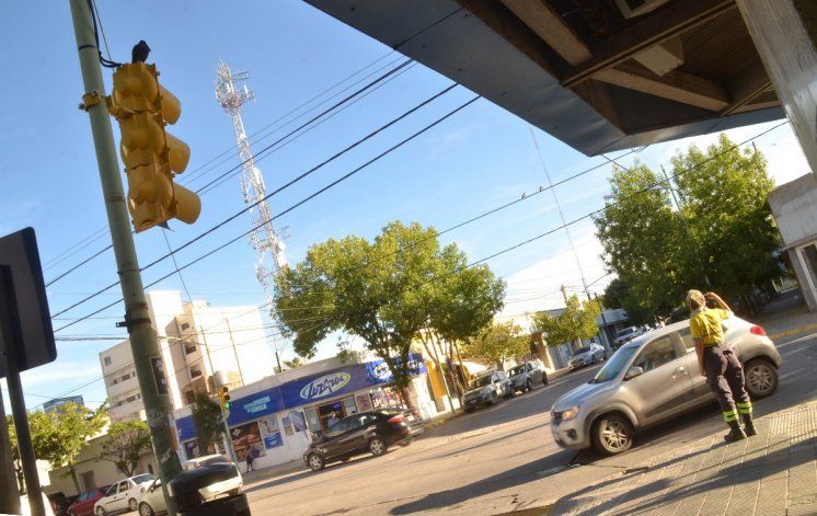 A pisar el freno: instalan otro semáforo en el centro