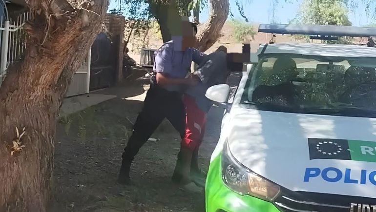 El sospechoso fue detenido por la policía de Cinco Saltos a pocos metros del comercio afectado por el robo. Recuperaron una caja registradora con dinero.&nbsp;