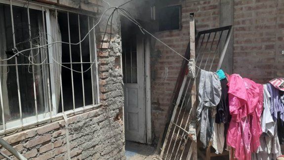 La Policía rescató a un hombre y tres nenes de morir quemados