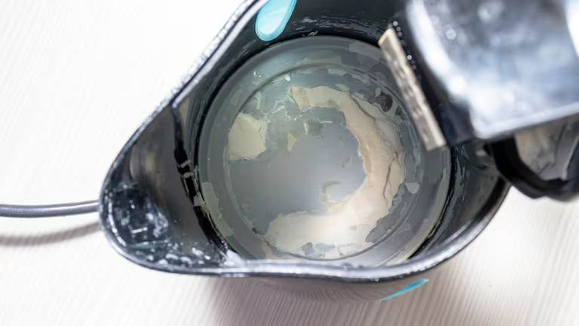 Según el estudio, elegir materiales alternativos y descartar el agua inicial reduce la presencia de microplásticos en las infusiones.