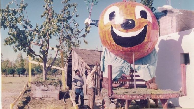 Homenaje al trabajador: Desde 1999, la celebración incorporó la Fiesta del Trabajador Rural para honrar a quienes sostienen la cosecha cada temporada. | LMCipolletti.com Homenaje al trabajador: Desde 1999, la celebración incorporó la Fiesta del Trabajador Rural para honrar a quienes sostienen la cosecha cada temporada.