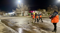 Los equipos de Protección Civil de Cipolletti, trabajan toda la noche para resguardar a quienes transitan por las calles.