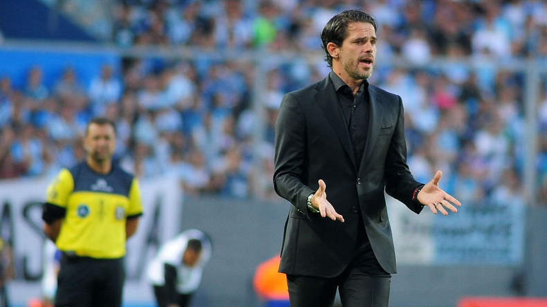 Noche para el olvido de Fernando Gago: fue goleado, insultado y agredido en México