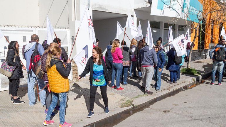 Unter denunció que obligan a trabajar a docentes sin el alta médica