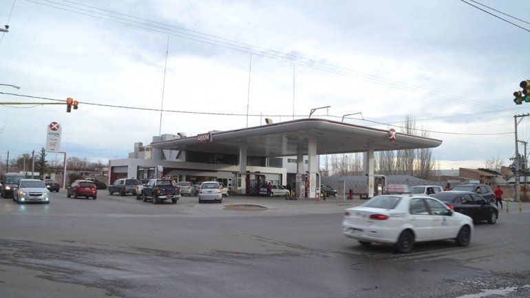 Los delincuentes intentaron asaltar a un empleado de la estación de servicios de calle Mariano Moreno cuando los bicipolicías se alejaron del lugar.