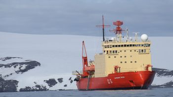 El rompehielos Irízar llegó a Ushuaia con víveres para las bases de la Antártida