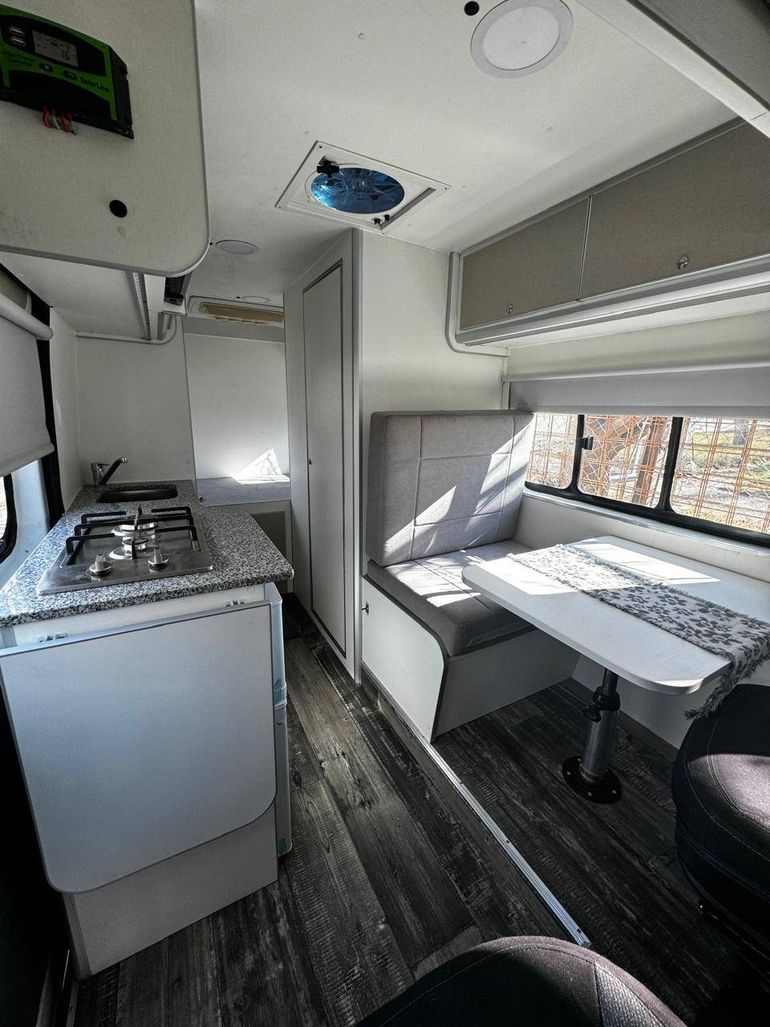 El interior de uno de los Motorhome fabricado por ellos.