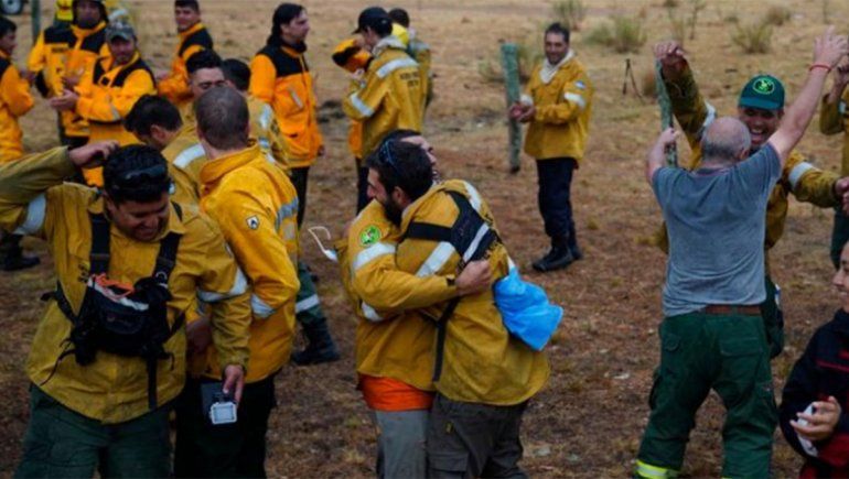 El festejo de los bomberos por la llegada de la lluvia en Corrientes