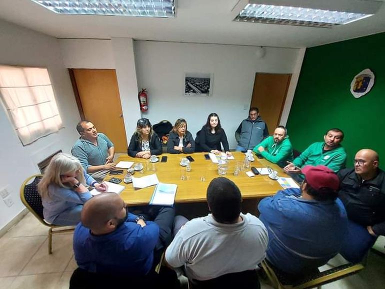 Las discusiones paritarias en el Municipio se han desarrollado con mayor o menor tensión. Ahora, en la actual negociación, las autoridades comunales presentaron una nueva propuesta salarial, a la vez que rechazaron otorgar un bono y una canasta navideña.                 