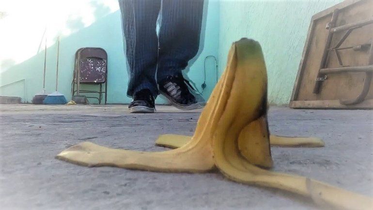 Se resbaló en la escuela con una cáscara de banana, se golpeó la cadera y cobrará una suma millonaria