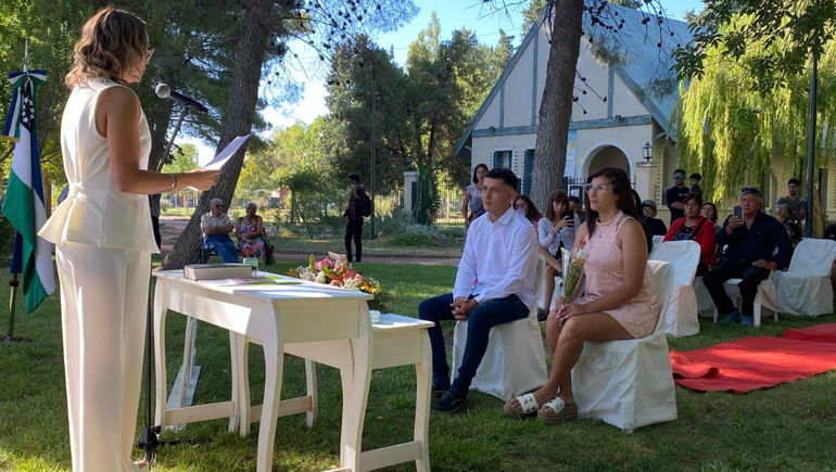 Las parejas cipoleñas compartieron este momento inolvidable en el Parque Rosauer junto a familiares, amigos y testigos de casamiento en el Día de San Valentín.