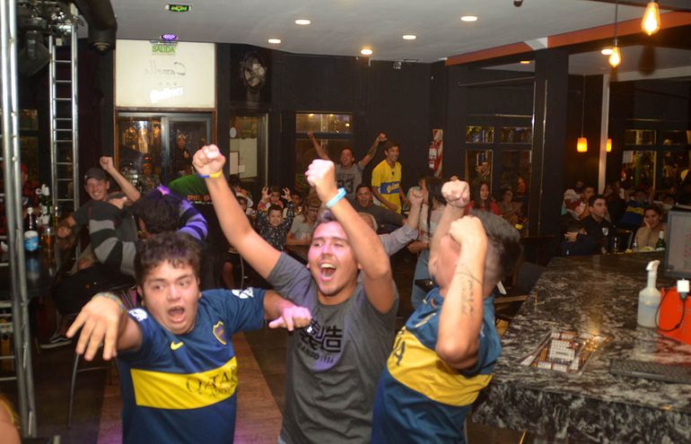 Los festejos de los hinchas de Boca en el centro cipoleño