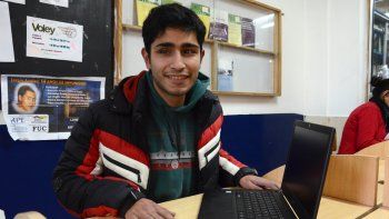 Carlos Tapia en el aula de la facultad con su vieja máquina que escribe en braille y con su nueva notebook. 