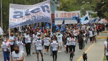 docentes neuquinos protestan en los puentes carreteros