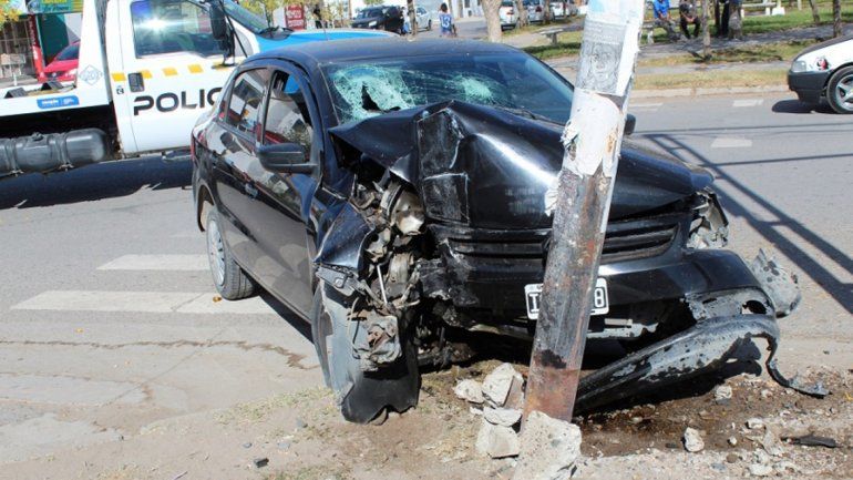 Perdió el control y destruyó el auto contra un semáforo