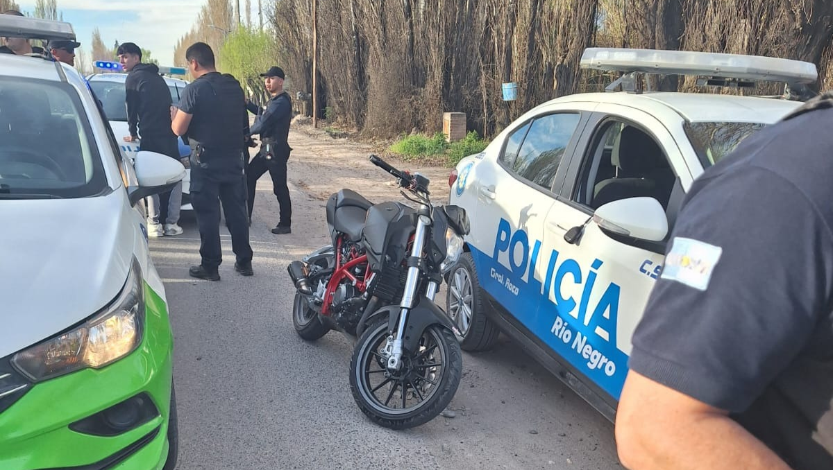 Dos adolescentes evadieron un control policial en moto en General Roca y tras una persecución fueron demorados.