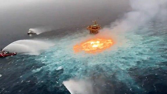 Explotó una cañería de petróleo y se incendió el mar