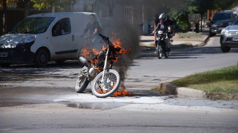 Se le prendió fuego la moto mientras circulaba en plena avenida