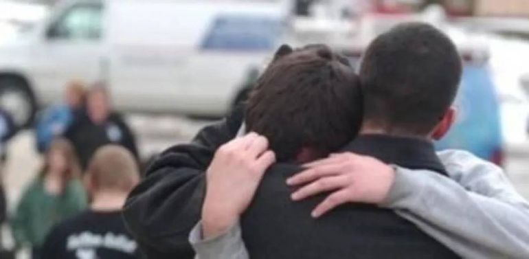El emocionante abrazo entre un padre y un hijo.