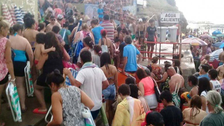 En algunas bajadas hubo largas filas para evacuar la playa.