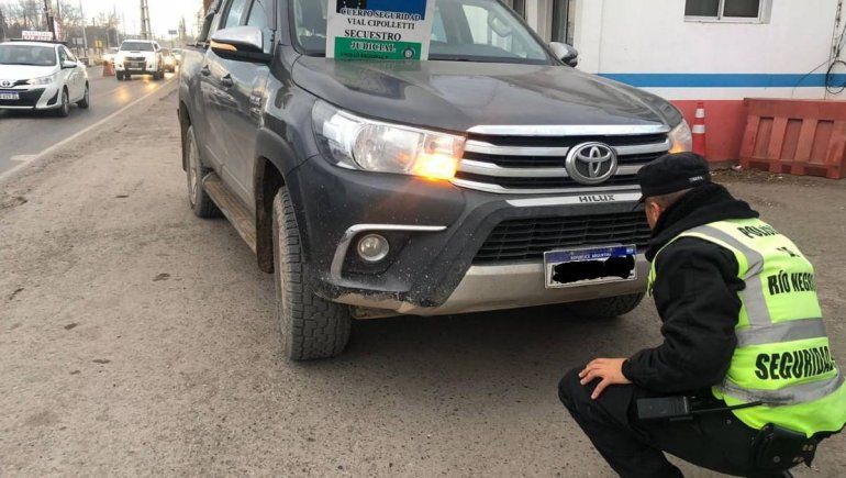 Circulaba por la Ruta 22 en una Toyota robada con patente trucha