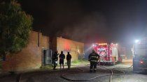 colapso parte del techo de un galpon de empaque por un incendio