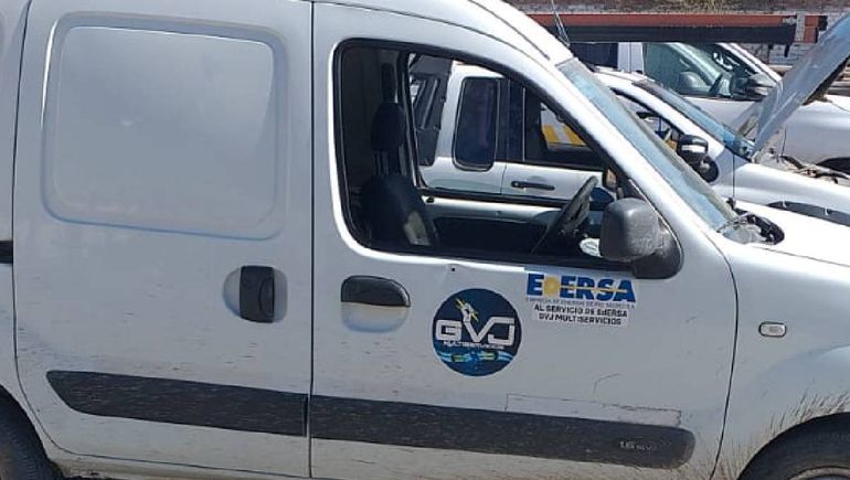La camioneta al servicio de Edersa recibió un balazo en la puerta del acompañante.
