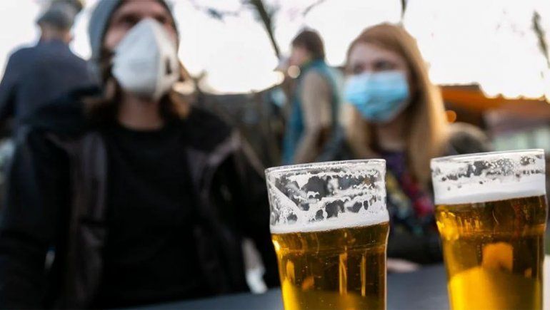 Se disparó el consumo de alcohol y analizan restricciones