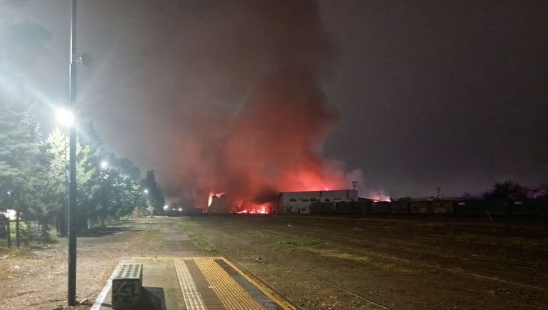Urgente: se incendia el depósito de La Anónima de la calle Tres Arroyos