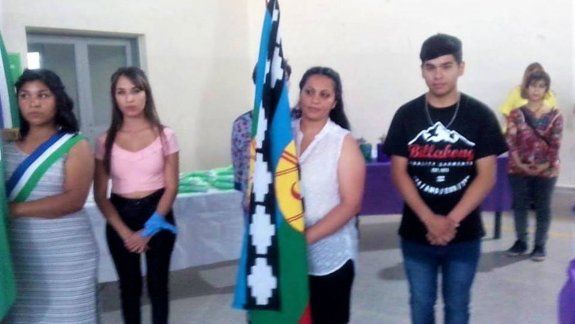 Primera abanderada y escoltas para la bandera mapuche