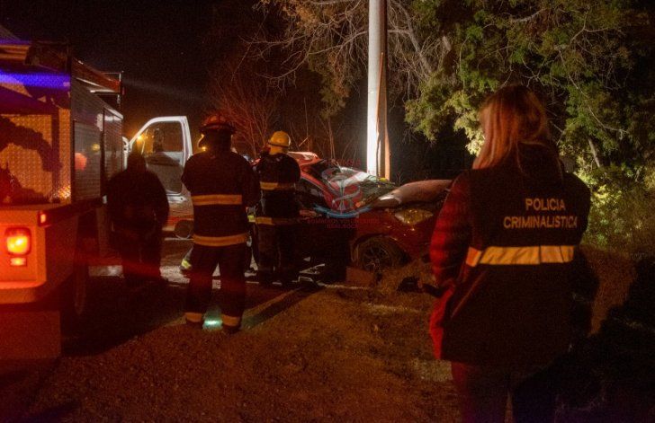 Un hombre chocó con su auto contra un poste de cemento y murió