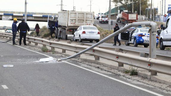 Un camión arrancó un cable y dejó sin internet a la región