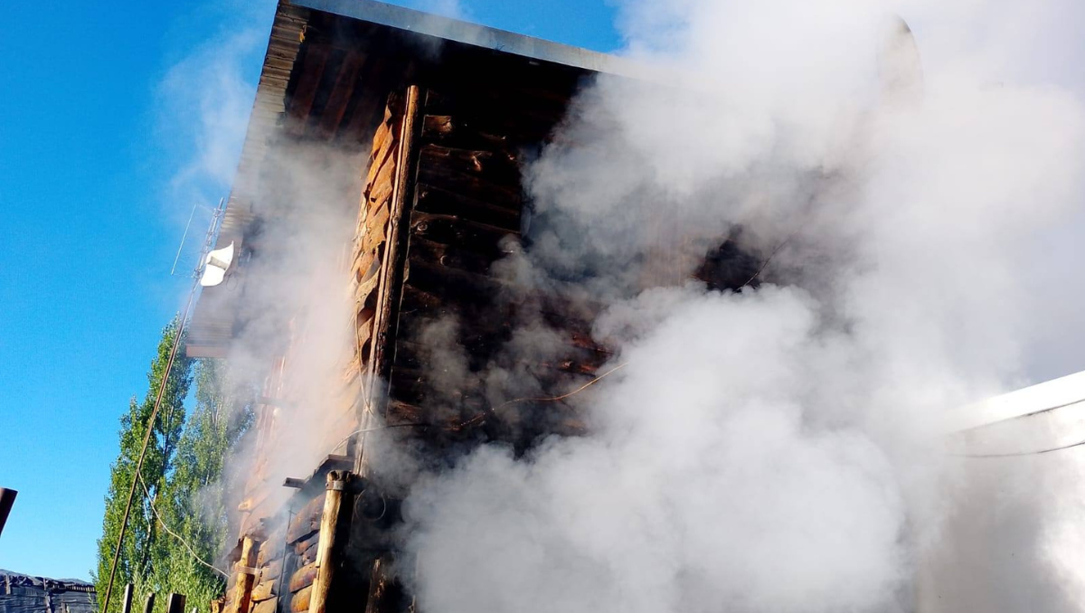 En el primer día del año, una vivienda fue consumida por el fuego en El Bolsón.