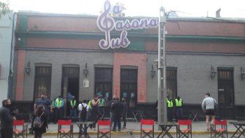 la policia cerco el boliche que anuncio un baile en burbujas la policia cerco el boliche que anuncio un baile en burbujas