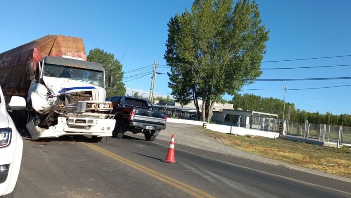 Camionero no advirtió un semáforo y provocó un espectacular choque