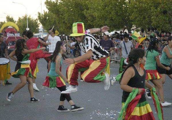 Vibrante festejo del primer día del Carnaval