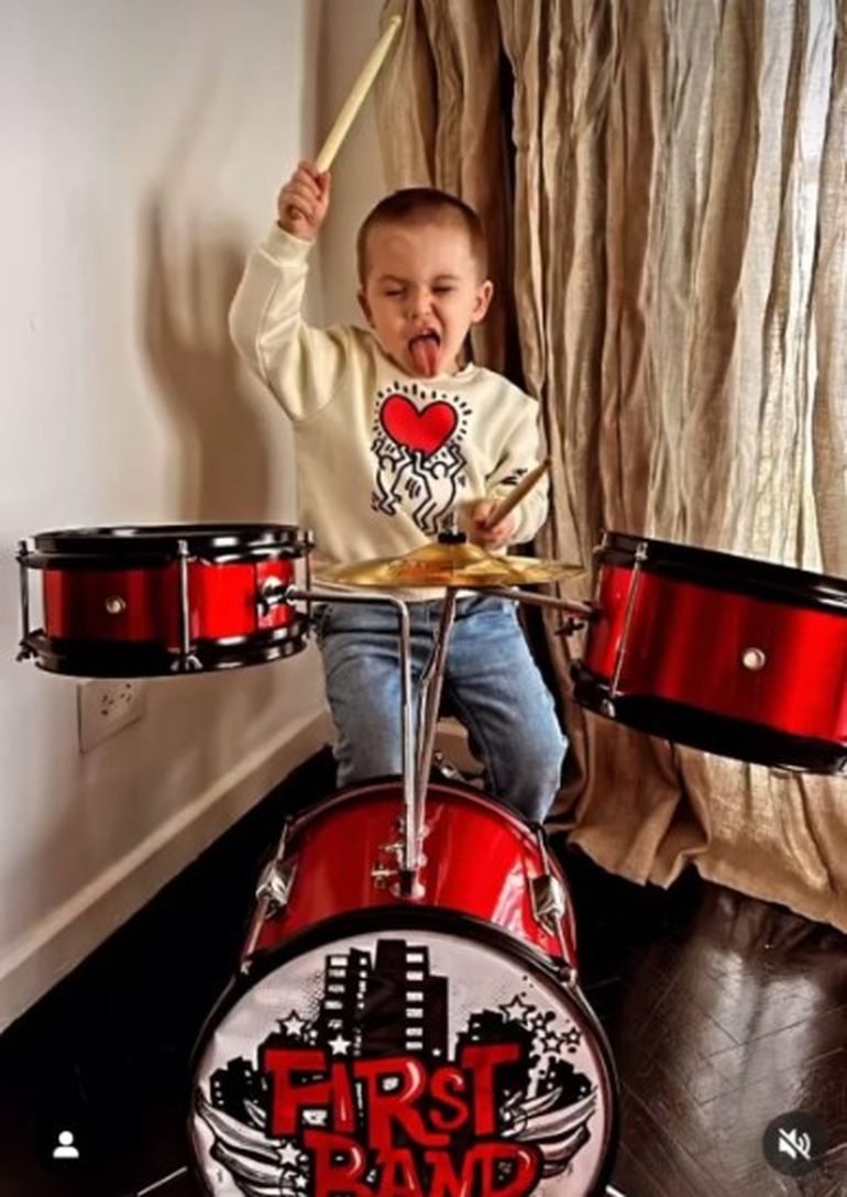 Amancio Vicuña está feliz con la costosa batería que le regaló su mamá.