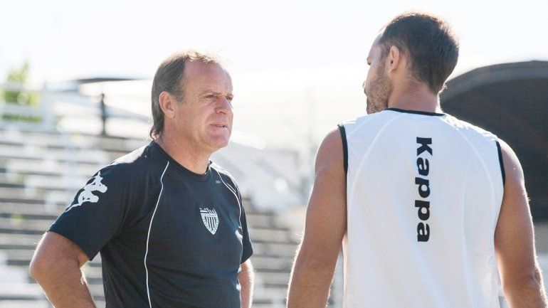 Homann confía mucho en el plantel que tiene y destaca que hay buenos jugadores para intentar jugar por abajo.