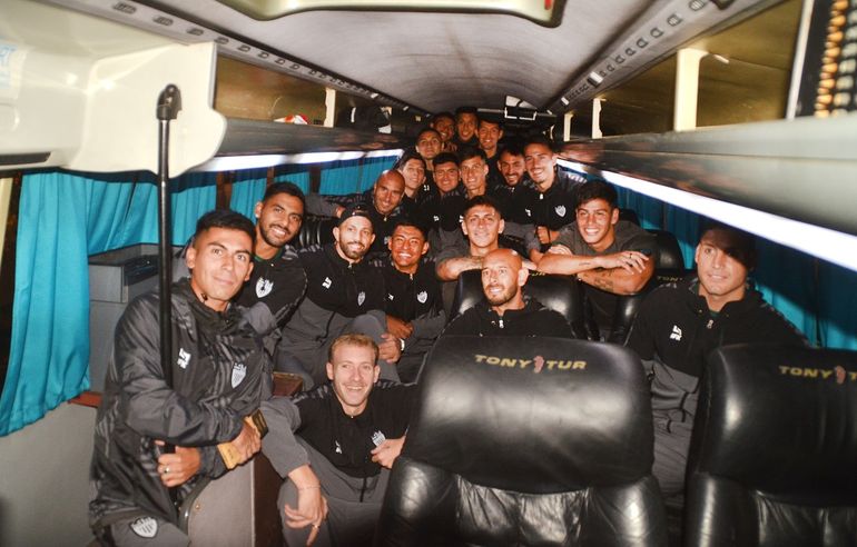 El grupo de Cipolletti que viajó a Bahía Blanca con ganas de traerse un buen resultado. Fotos: Antonio Spagnuolo