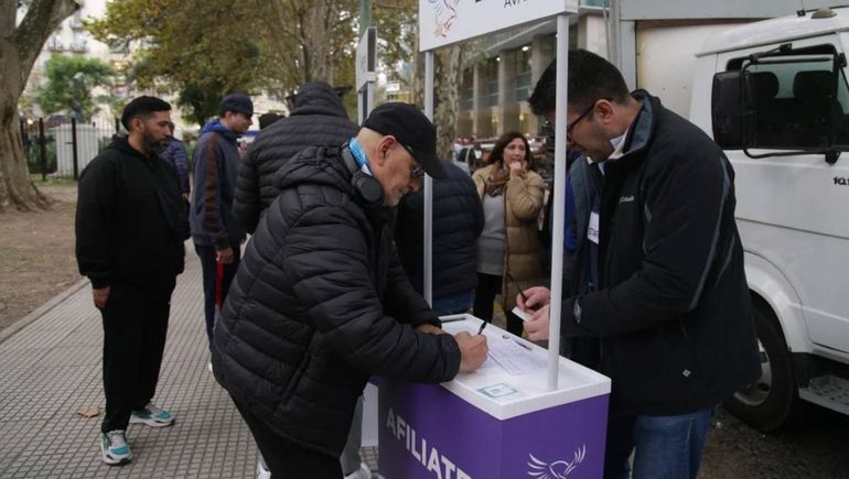La Libertad Avanza necesita más de 2000 adherentes para obtener el sello electoral.