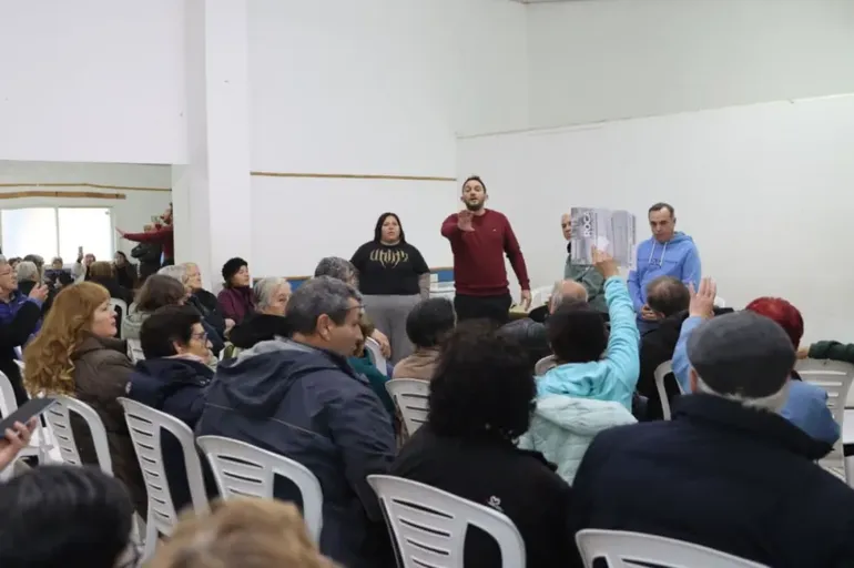 Los vecinos de General Roca se reunieron para solicitar frenar el cobro de una obra de asfalto. Foto: gentileza AN Roca Los vecinos de General Roca se reunieron para solicitar frenar el cobro de una obra de asfalto. Foto: gentileza AN Roca